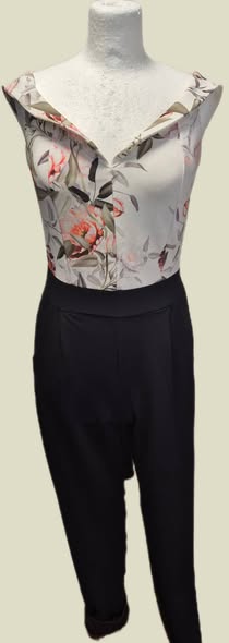 Jumpsuit " Made in Italy " Größe 36 in Schwarz/Beige/Khakigrün floral gemustert