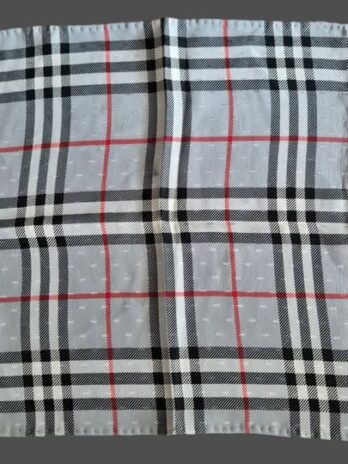 Einstecktuch “ Burberry-Style “ in Hellgrau/Schwarz/Rot/Weiß kariert 100% Seide handgerollt
