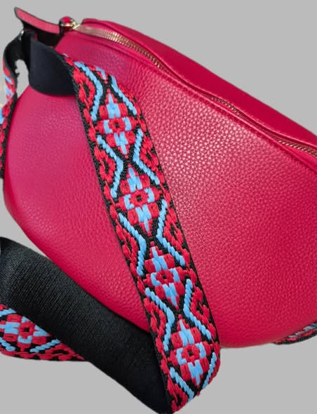 Tasche " Made in Italy " in Rot/Kunstleder breiter Trageriemen Breite ca 36cm Höhe ca 22cm – Bild 2
