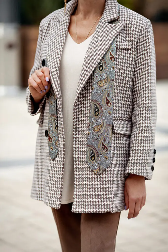 Hahnentritt-Blazer mit Paisley-Schal über cremefarbenem Shirt