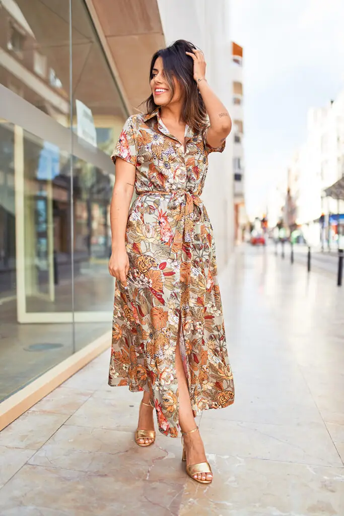 Frau in langem Hemdblusenkleid mit Blumenmuster