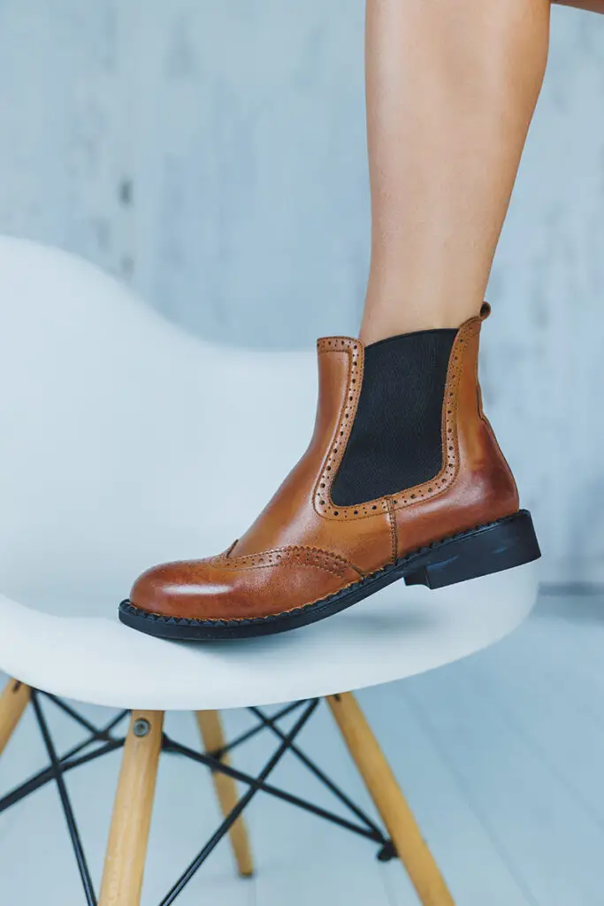 Braune Chelsea-Boots aus Leder mit Lochmuster
